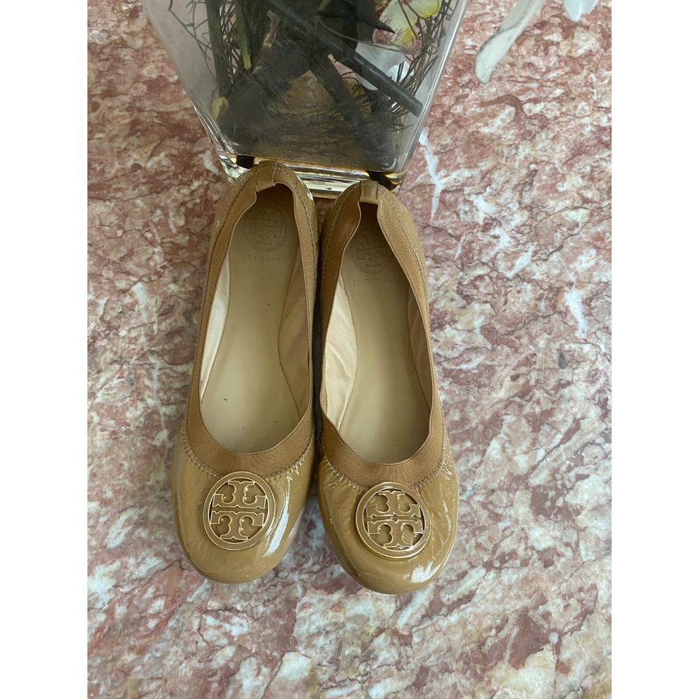 Tory Burch Caroline Beige Patent Leather Gold Logo Ballet‎ Flat Sz 7.5 EUC, $228